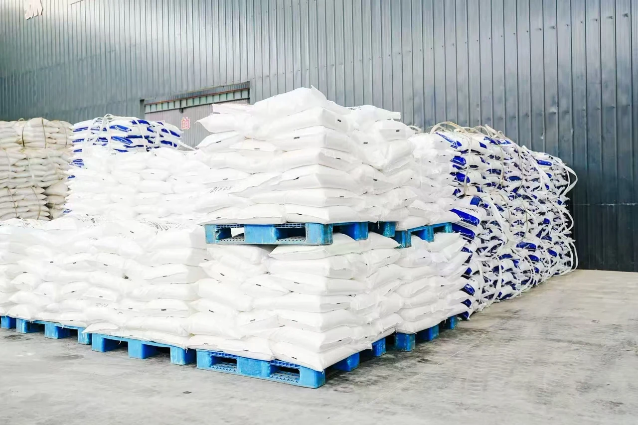 仓库内整齐堆放的袋装化学品 / Bagged chemical inventory